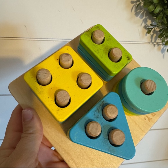 Lovevery the Enthusiast Sort and Stack Peg Shape Puzzle - Picture 5 of 5